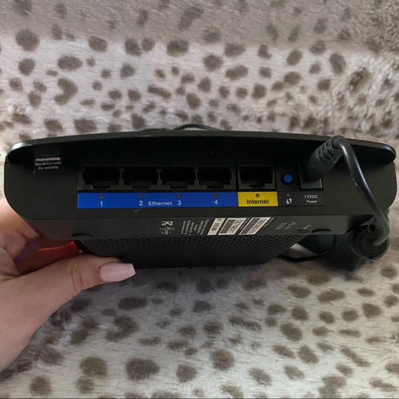 Cisco Linksys E1200 Wireless Router - Picture 7 of 8